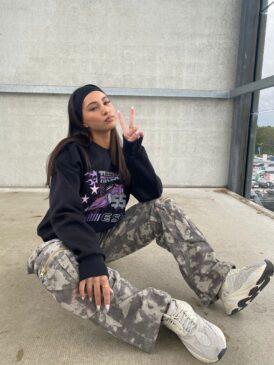 PRIORITY TURBO MOTORS SWEATER &#8211; ZWART MET ROZE OPDRUK &#8211; 420 GRAMS &#8211; MOTORSPORT AW23