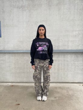 PRIORITY TURBO MOTORS SWEATER &#8211; ZWART MET ROZE OPDRUK &#8211; 420 GRAMS &#8211; MOTORSPORT AW23