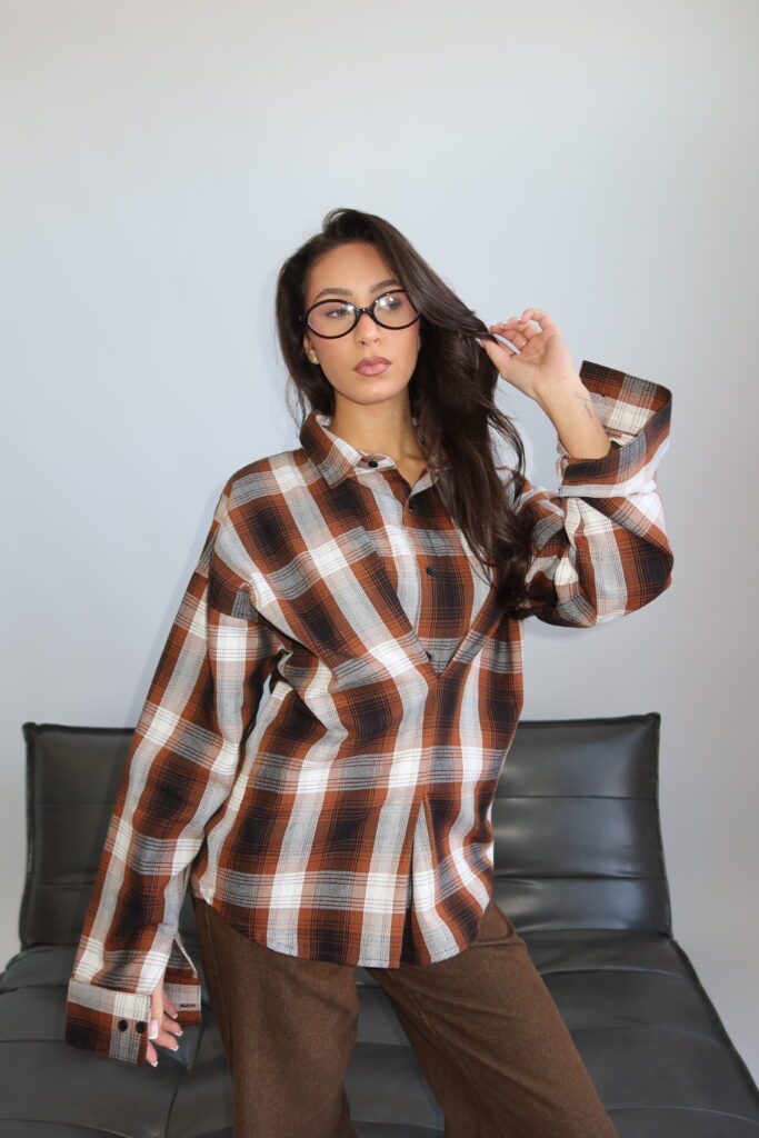 AW25 – PRIORITY CHECKED BLOUSE WITH SNATCH DETAIL AT THE FRONT – BROWN