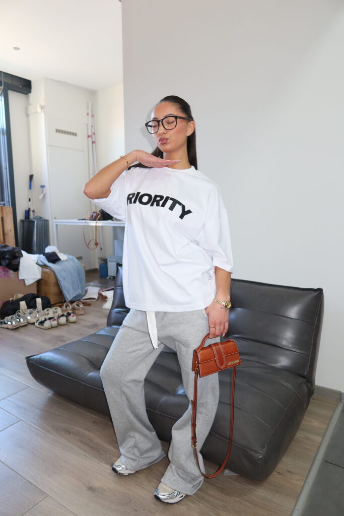 MINIMALISTIC PRIORITY TEE – WHITE – SS25