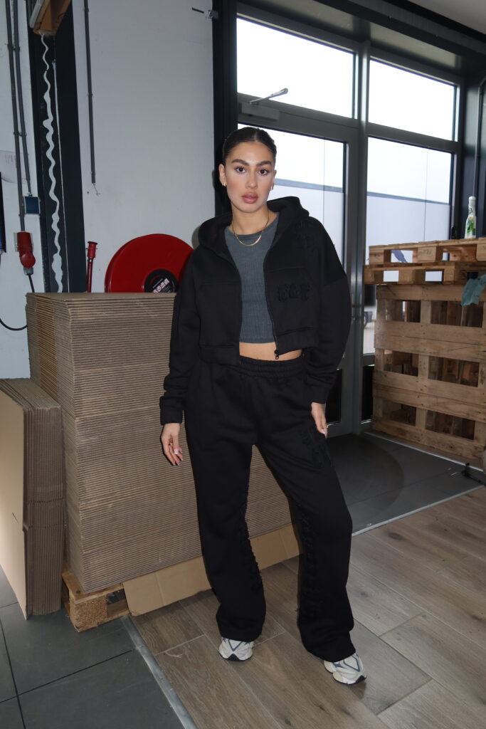 FRIENDS & FAMILY TRACKSUIT – BLACK